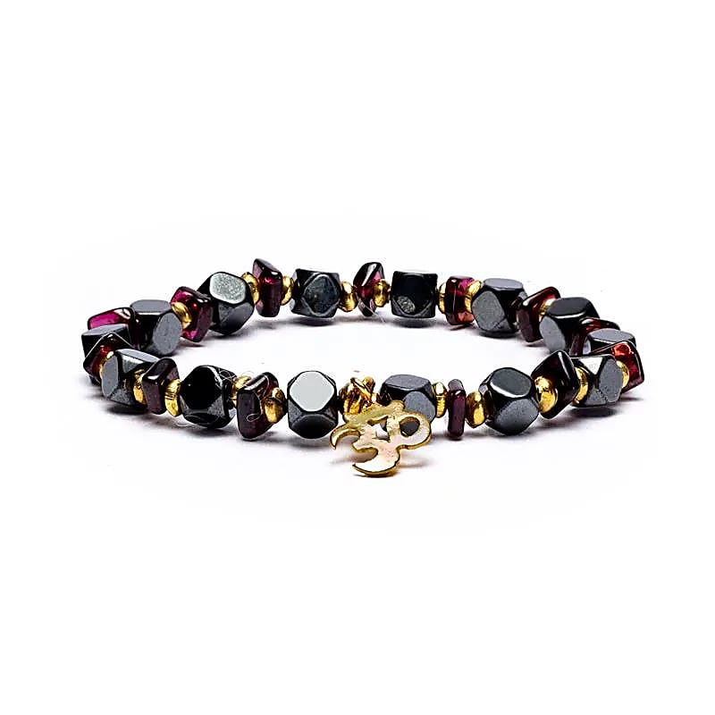 Elastisches Armband aus Hämatit und Granat mit Om-Symbol