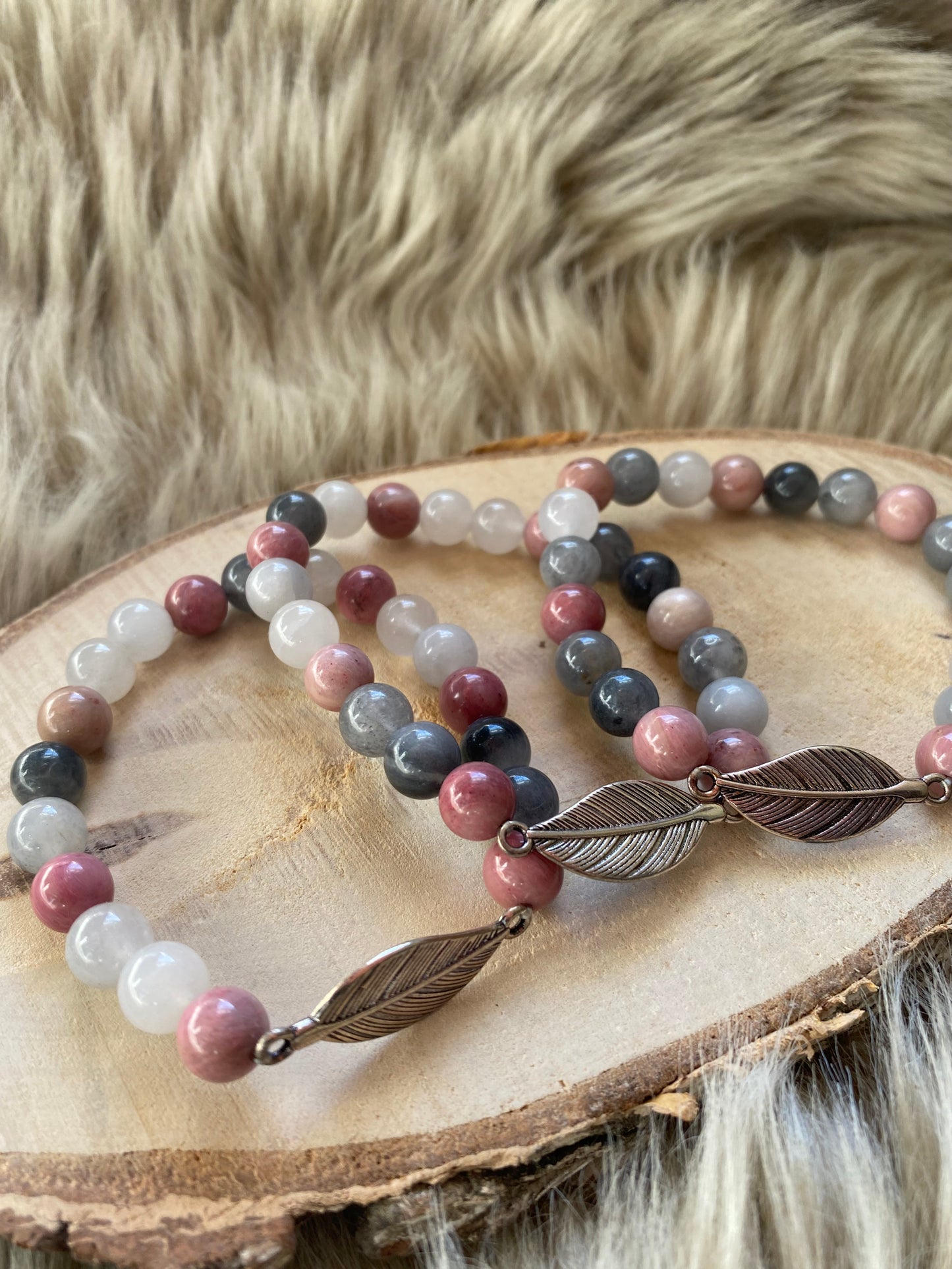 Armband / Mala - Rhodonit & Grauer Quarz mit Federanhänger