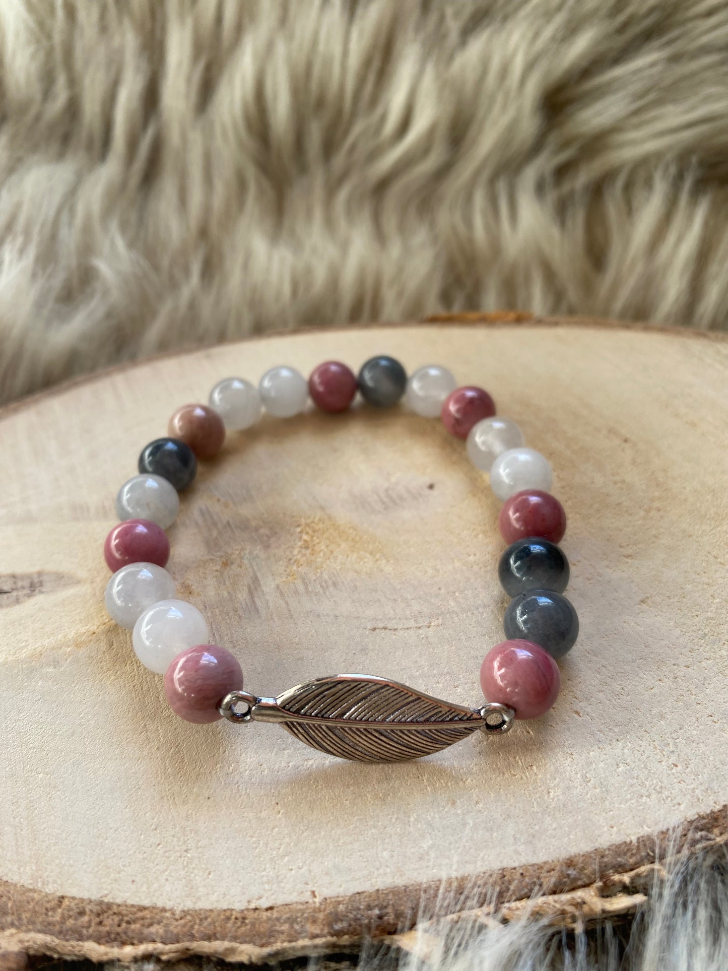 Armband / Mala - Rhodonit & Grauer Quarz mit Federanhänger