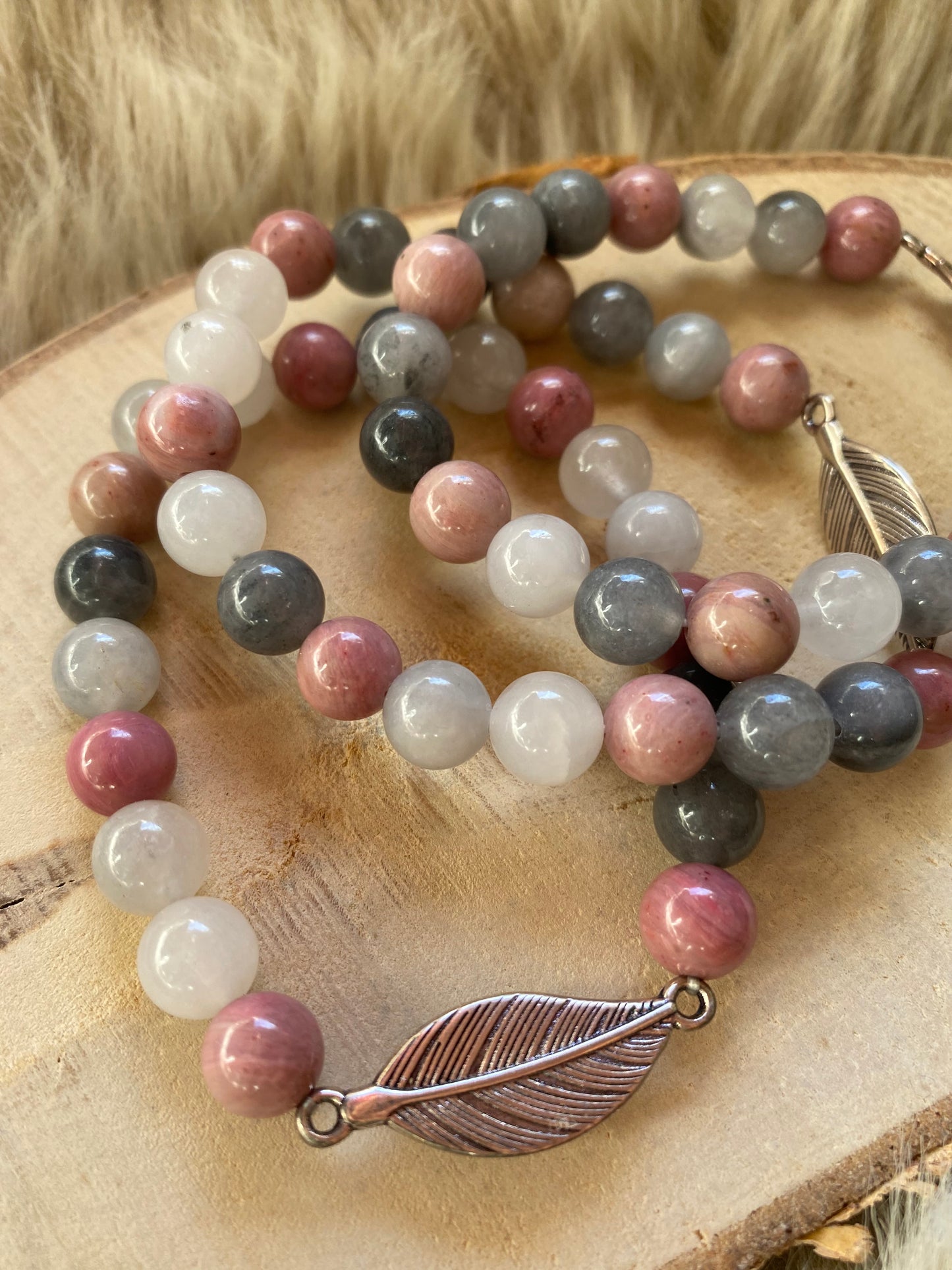 Armband / Mala - Rhodonit & Grauer Quarz mit Federanhänger