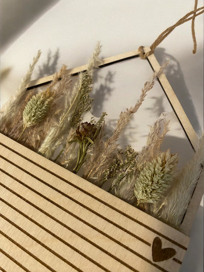 Hängehaus mit Tasche für Trockenblumen
