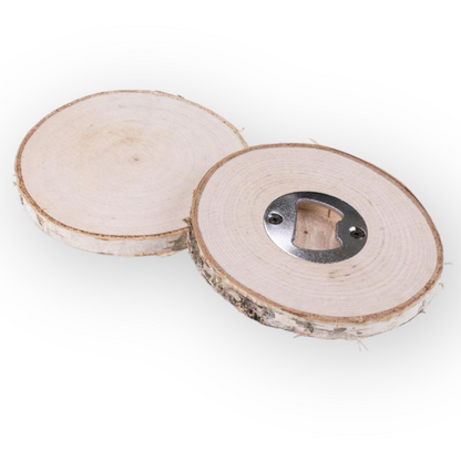 Holzuntersetzer mit integriertem Flaschenöffner aus Birke mit Rinde