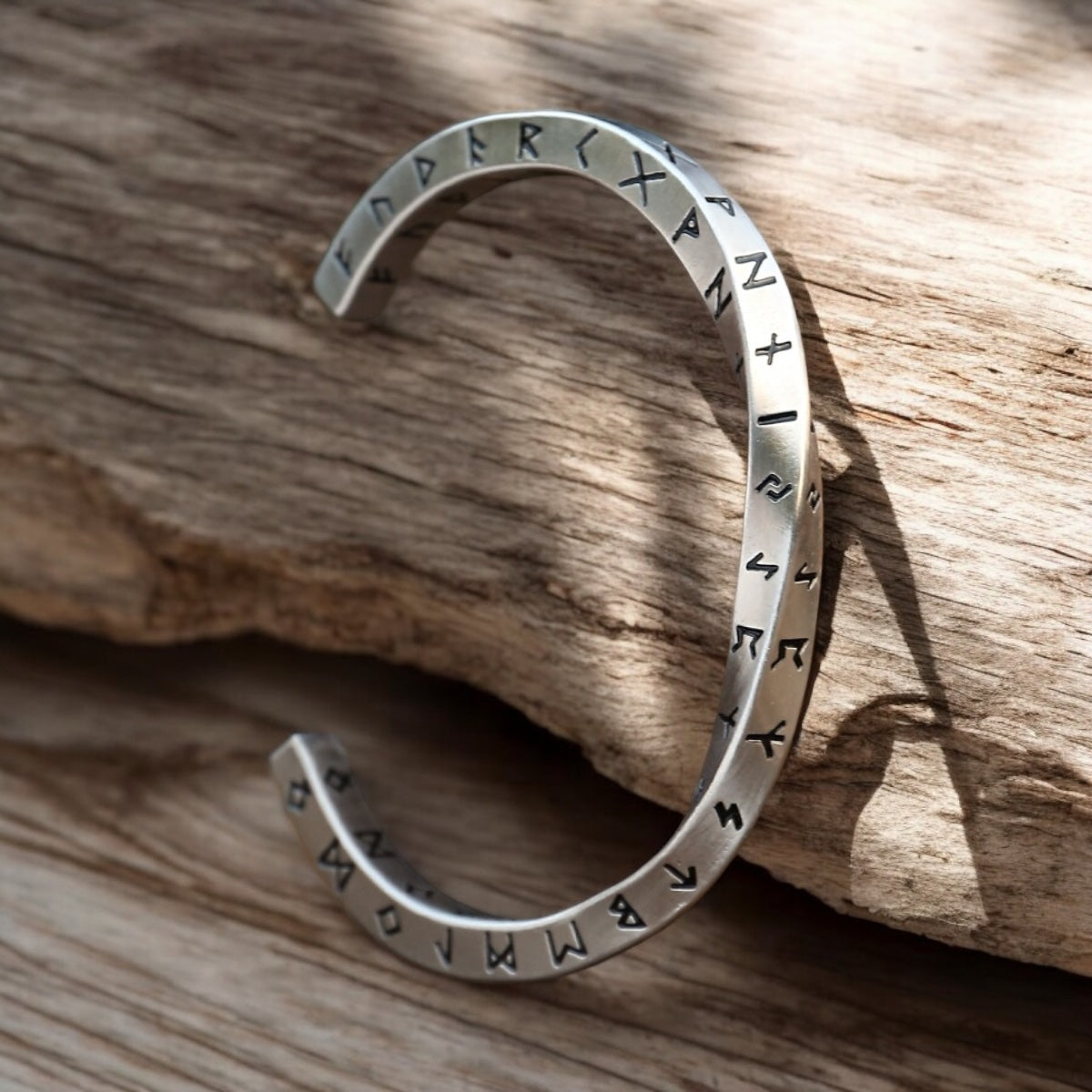 Runic Bangle twisted (Bangle)